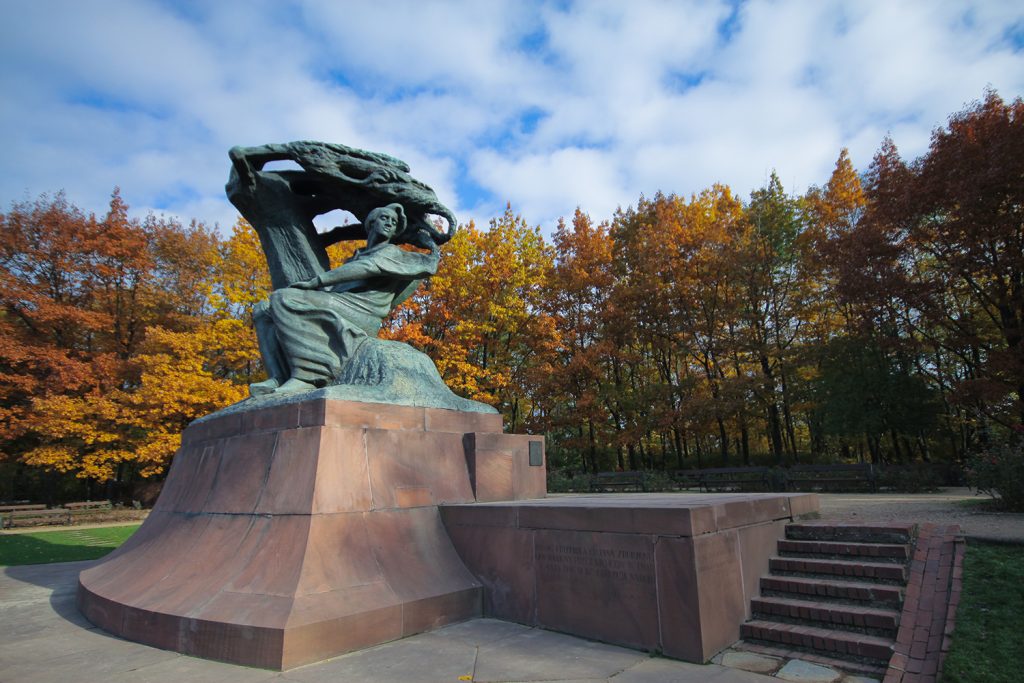 此图像的alt属性为空；文件名为华沙皇家瓦津基公园内的肖邦雕塑1_Mariusz-Cieszewski-1024x683.jpg