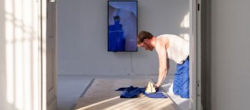 2025-12-04 AUSSTELLUNG KVOST SchauFenster – Patryk Kujawa – F90 Holzbodenatelier (© Patryk Kujawa & KVOST)