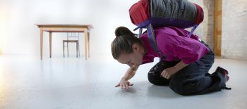 Julek Kreutzer in „DIE UNTERWELT“ – Ein mobiles Tanzstück für Schulräume