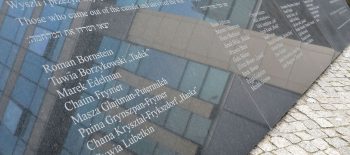 2026-04-19 Denkmal an die Überlebenden des Aufstandes im Warschauer Ghetto (Wikipedia – Adrian Grycuk – CC BY-SA 3.0 PL)_strona