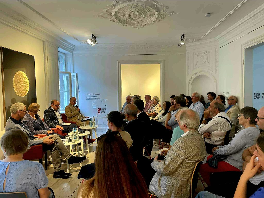 Teilnehmer der Diskussion und das Publikum