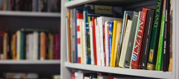 Кілька полиць із книжками