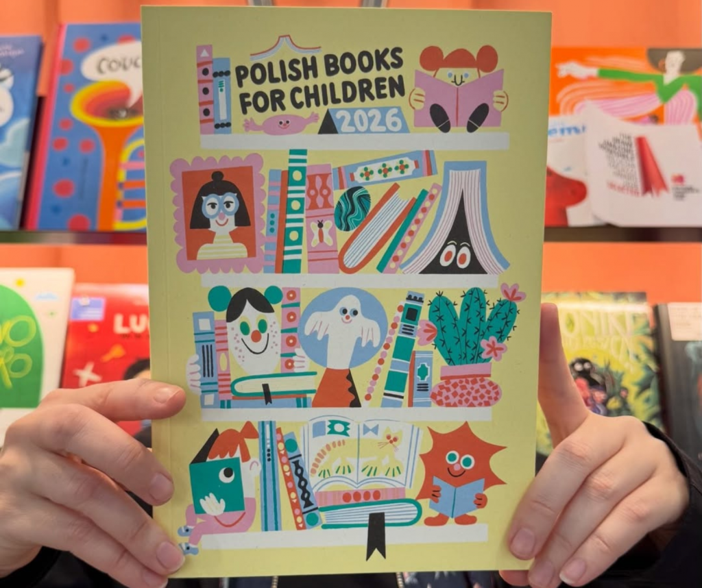 Людина тримає в руках прямокутну невелику книжку