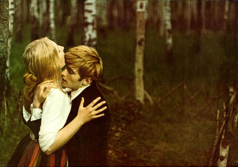 Чоловік хоче поцілувати жінку в шию