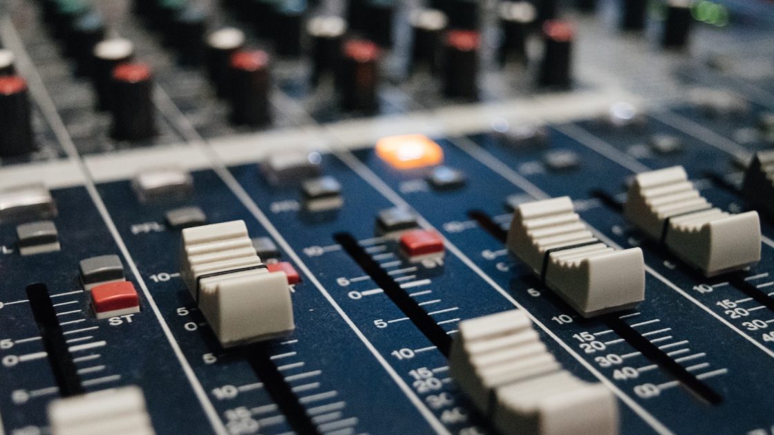 Пристрій синього кольору для створення електронної музики