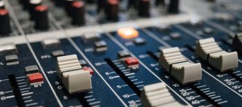 Пристрій синього кольору для створення електронної музики