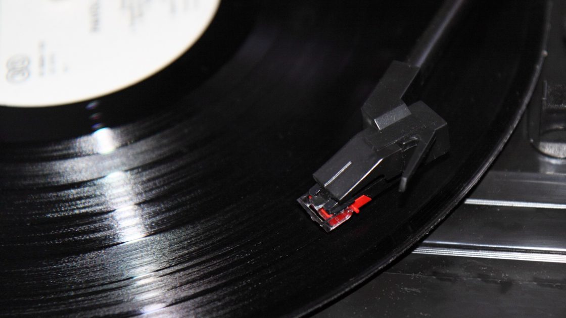 Частина чорної платівки на програвачі