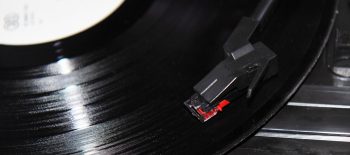 Частина чорної платівки на програвачі