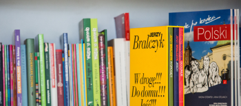 Книжки стоять уздовж полиці