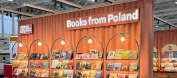 Вітрина з книжками, розміщеними обкладинками вперед