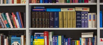 Книжки на полицях бібліотеки