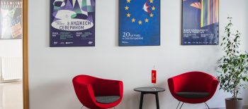 Два порожні крісла і столик