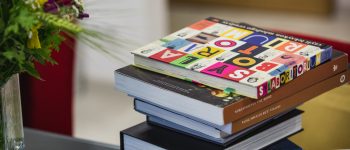 Стопка книжок на столі