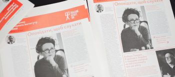 Дві газети лежать на столі