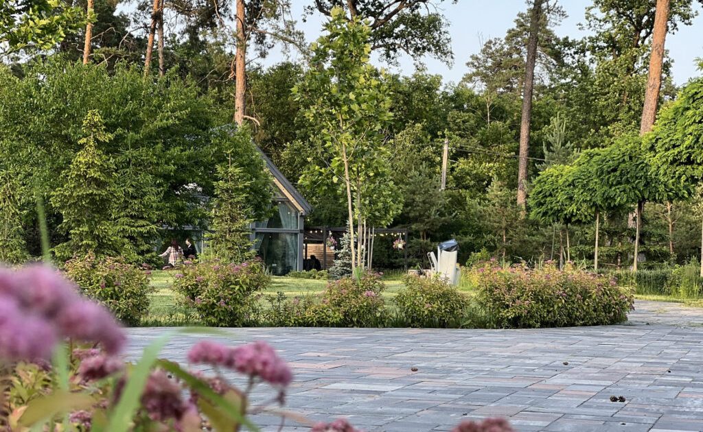 Доріжка в парку серед квітів і дерев