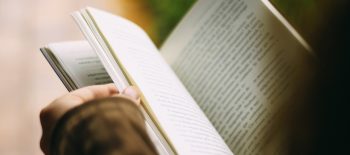 Розгорнута в руках книжка