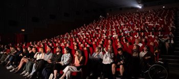 Зала в кінотеатрі, повна людей