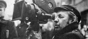 Andrzej Wajda 1974 bei den Dreharbeiten zu Ziemia Obiecana (Wikipedia – Public Domain)_strona