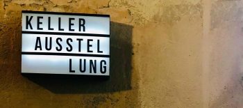 2025-12-11 AUSSTELLUNG Kellerausstellung – Foto Schild_cut