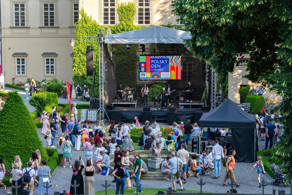 Na fotografii je koncert zpěvačky Rity Pax, venkovní scéna a před ní lidé.