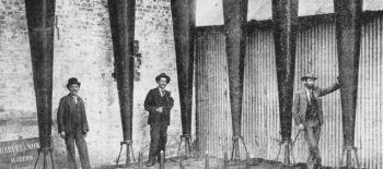 Baterie děl Stiger Vortex na výrobu deště. Charleville, 1902. Foto: State Library of Queensland