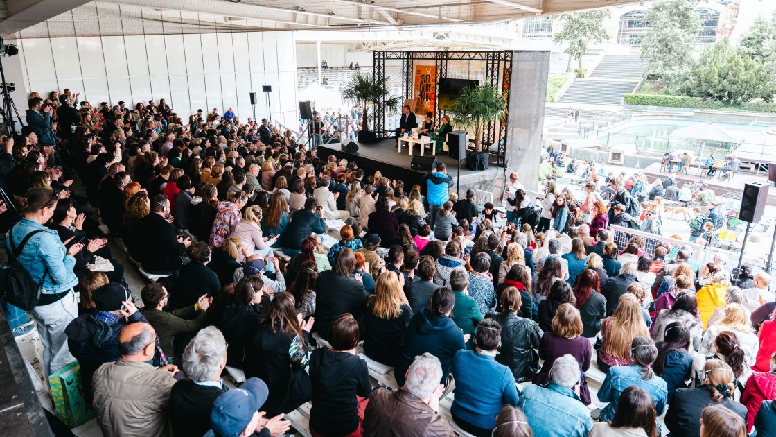 Na fotografii je plný sál diváků na festivalu Svět knihy