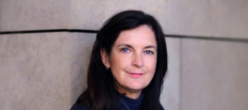 Na fotografii je spisovatelka Joanna Kuciel-Frydryszak - mladá žená s tmavými vlasy.