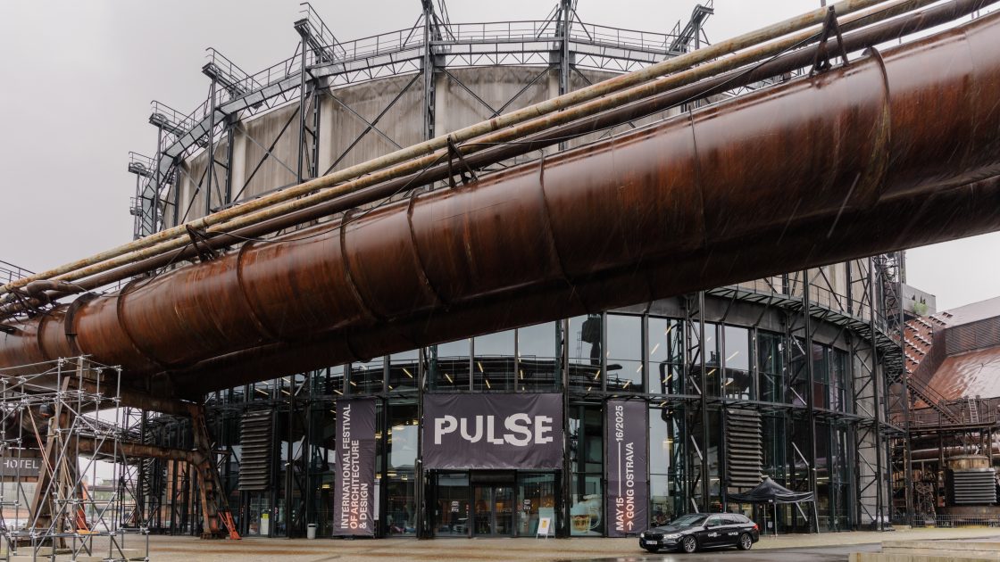 Na fotografii je multifunkční hala Gong, která vznikla vestavbou do objektu bývalého průmyslového plynojemu. Nad vchodem je název akce: PULSE