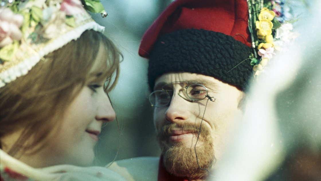 Fotografie z filmu Veselka režiséra Andrzeje Wajdy - zachycuje mladý pár, ženicha a nevěstu, v krakovských krojích. Ženich má na očích cvikr.