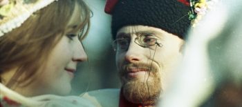 Fotografie z filmu Veselka režiséra Andrzeje Wajdy - zachycuje mladý pár, ženicha a nevěstu, v krakovských krojích. Ženich má na očích cvikr.