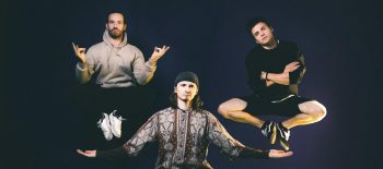 Na fotografii jsou tři mladí muži - hudebníci ze skupiny Fishbasket. Jejich postavy se volně vznášejí v prostoru a muzikanti sedí v jogínské pozici lotosu (tureckém sedu).