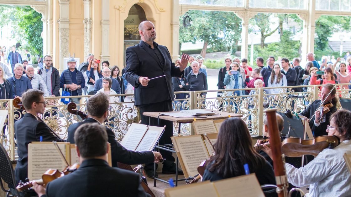 Na fotografii je koncert v prostředí lázeňské kolonády v Mariánských Lázních