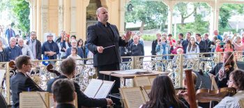 Na fotografii je koncert v prostředí lázeňské kolonády v Mariánských Lázních