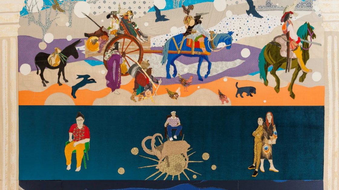 Výtvarné ztvárnění výjevů ze života Romů - textilní obraz je rozdělen do tří podélných částí, které ukazují putování kočovných Romů, muzikanty a zasněženou vesničku.