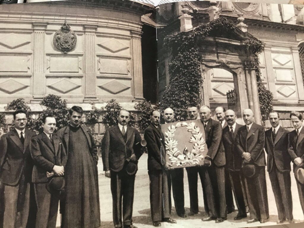 Delegacja gruzińskiej diaspory w Polsce w trakcie pogrzebu Marszałka Piłsudskiego. 