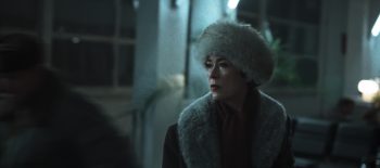 Eine Frau (die Hauptdarstellerin des Films) steht mit einem Pelzmantel und Pelzhut in einer dunklen Straße , Filmszene aus Winter of the crow Foto: © The Festival Agency