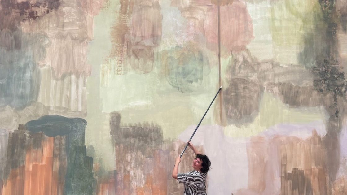 Paulina Semkowicz beim Malen eines Wandbildes bei der PART International Art Residency Austria © Constantin Lhotka