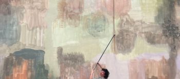 Paulina Semkowicz beim Malen eines Wandbildes bei der PART International Art Residency Austria © Constantin Lhotka